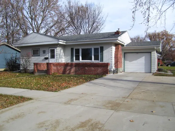 1182 Idaho Ave SE, Huron, SD 57350