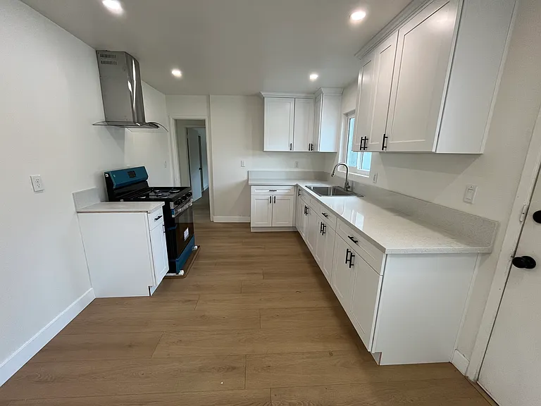 2651 Parkway Dr — Photo 2