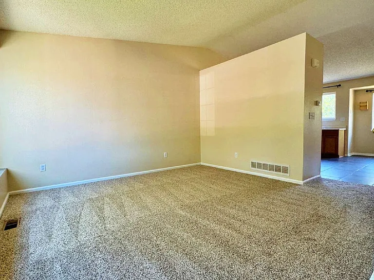 5597 S Killarney St — Photo 3
