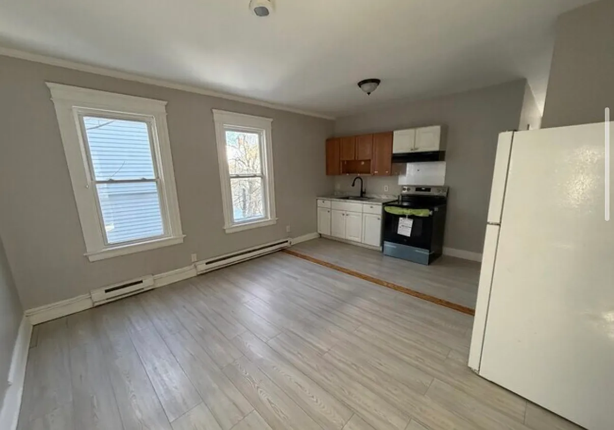 4 bed, $1,600 — Photo 1