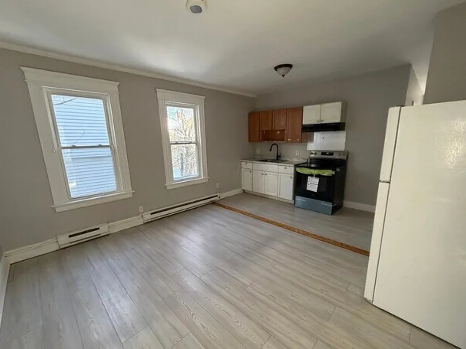 143 Congress Ave #3