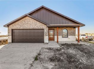 2402 Divot Ln, Navasota, TX 77868