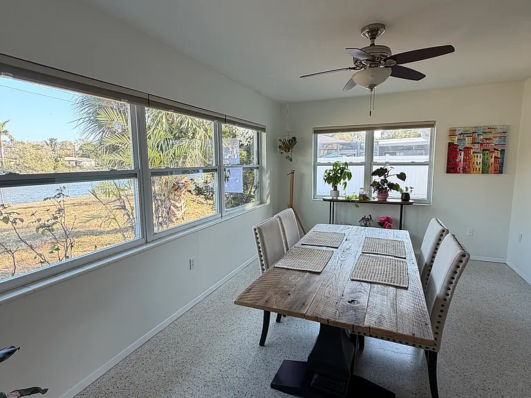 250 NW Lincoln Cir N — Photo 9