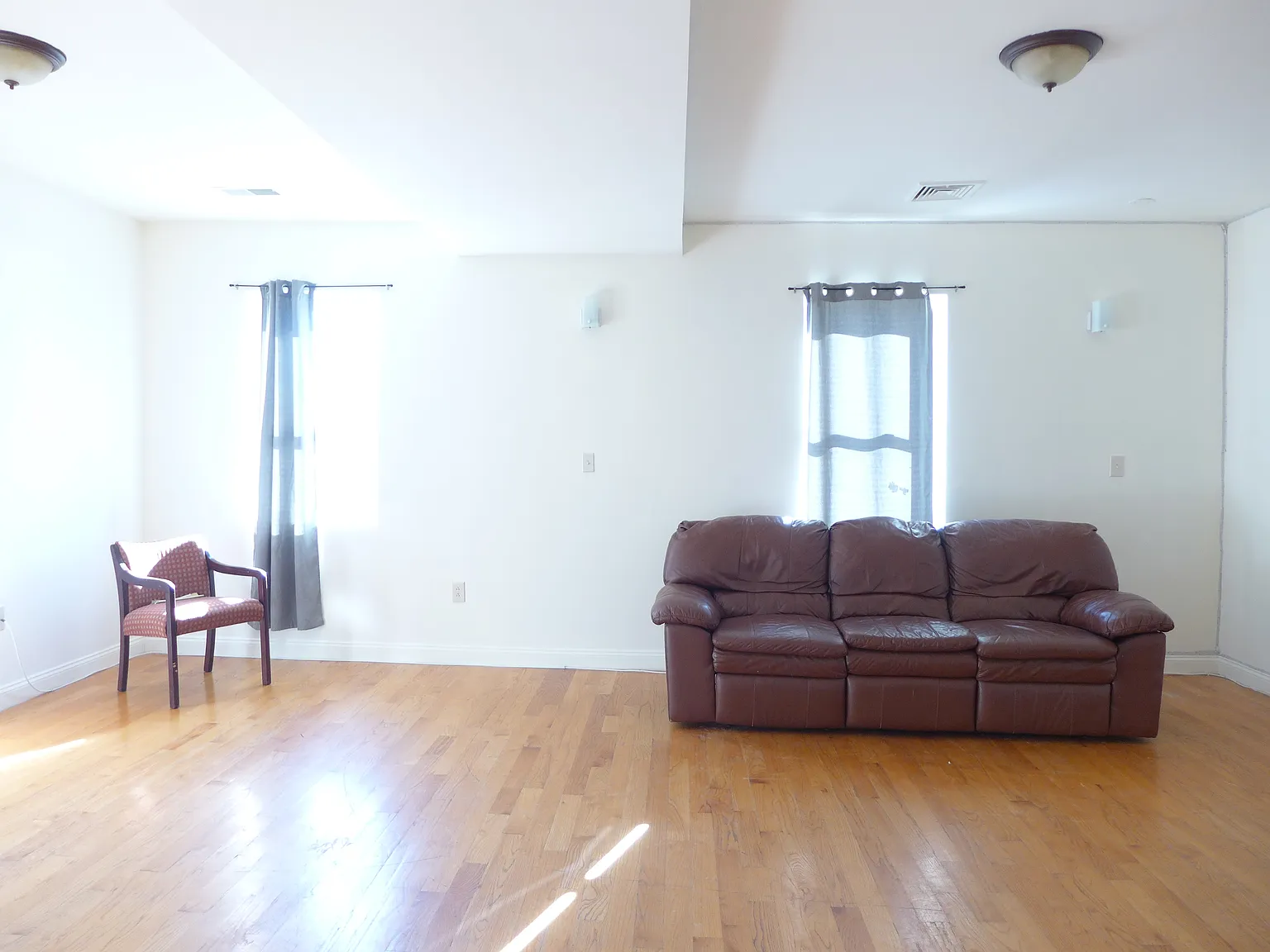 3 bed, 1.5 bath, 9999 sqft, $3,400 — Photo 2