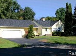 2301 Highfield Rd, Waterford, MI 48329