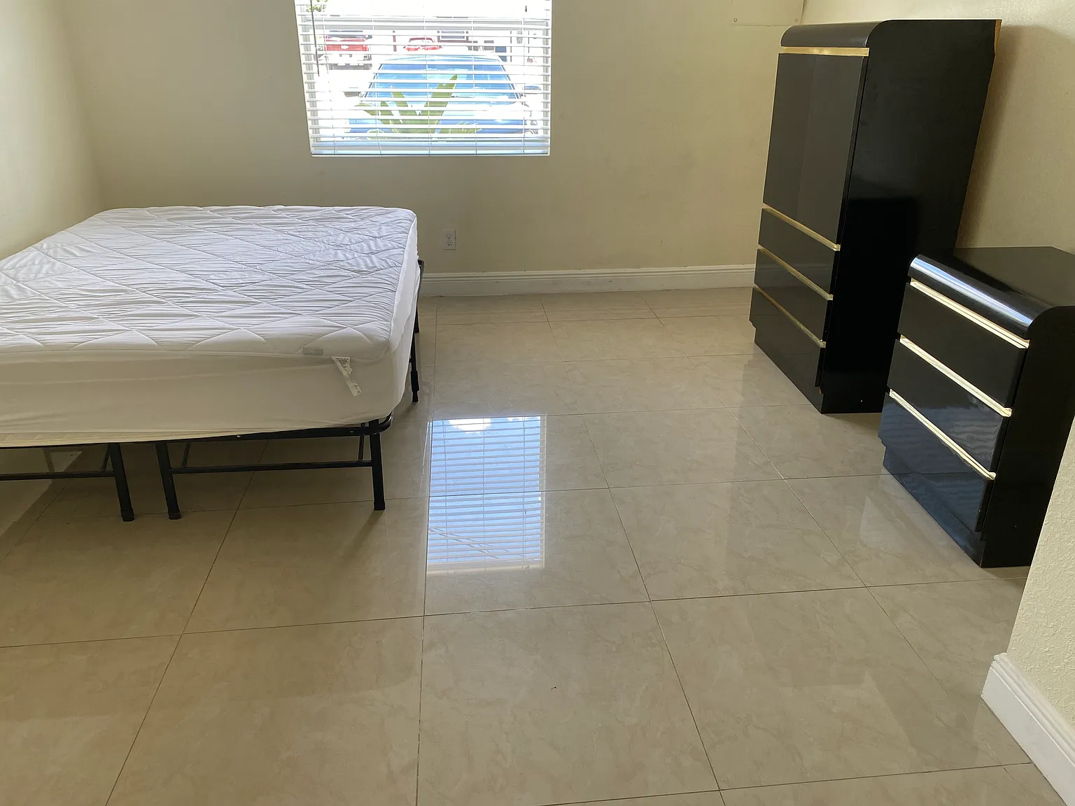 4 bed, 1740 sqft, $900 — Photo 2
