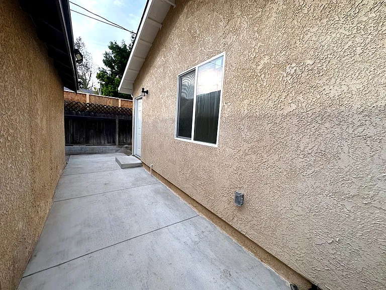 6907 Noble Ave — Photo 12