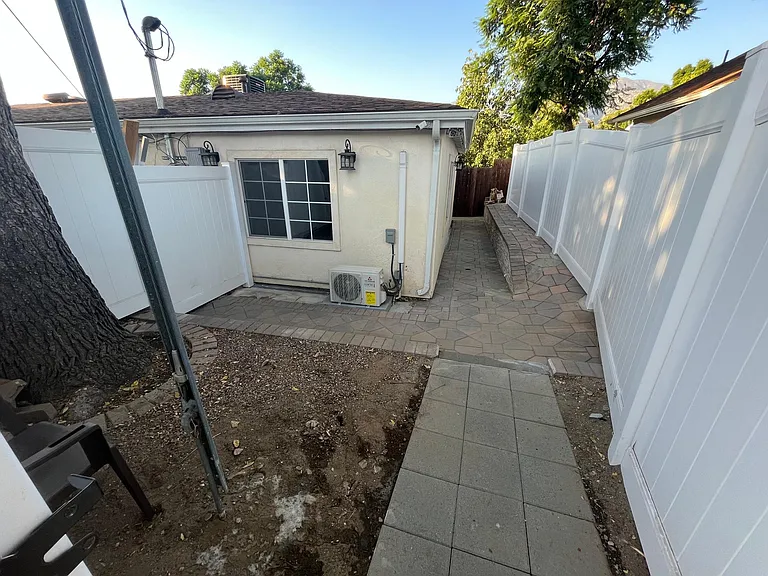 10904 Scoville Ave — Photo 2