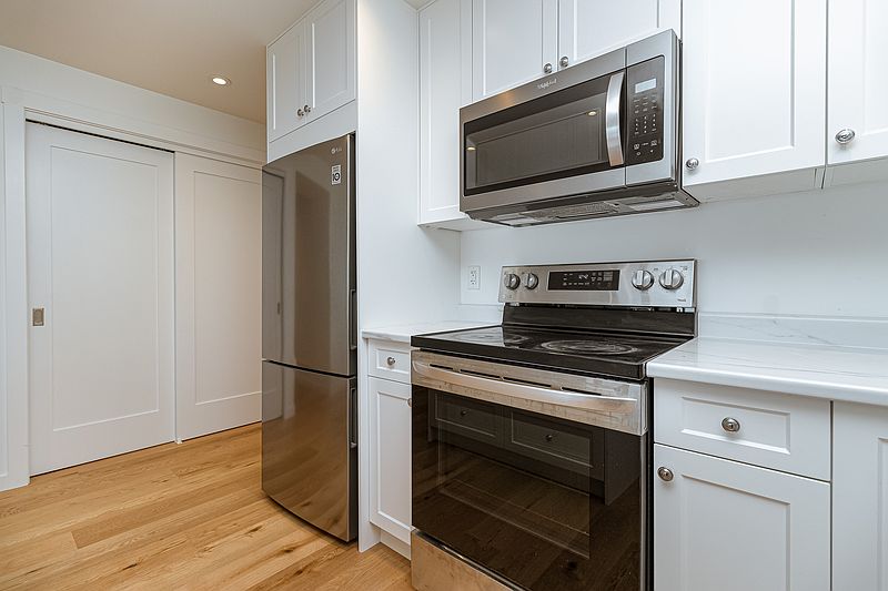 Oak Bay House for rent - 2 Bedrooms — photo 8