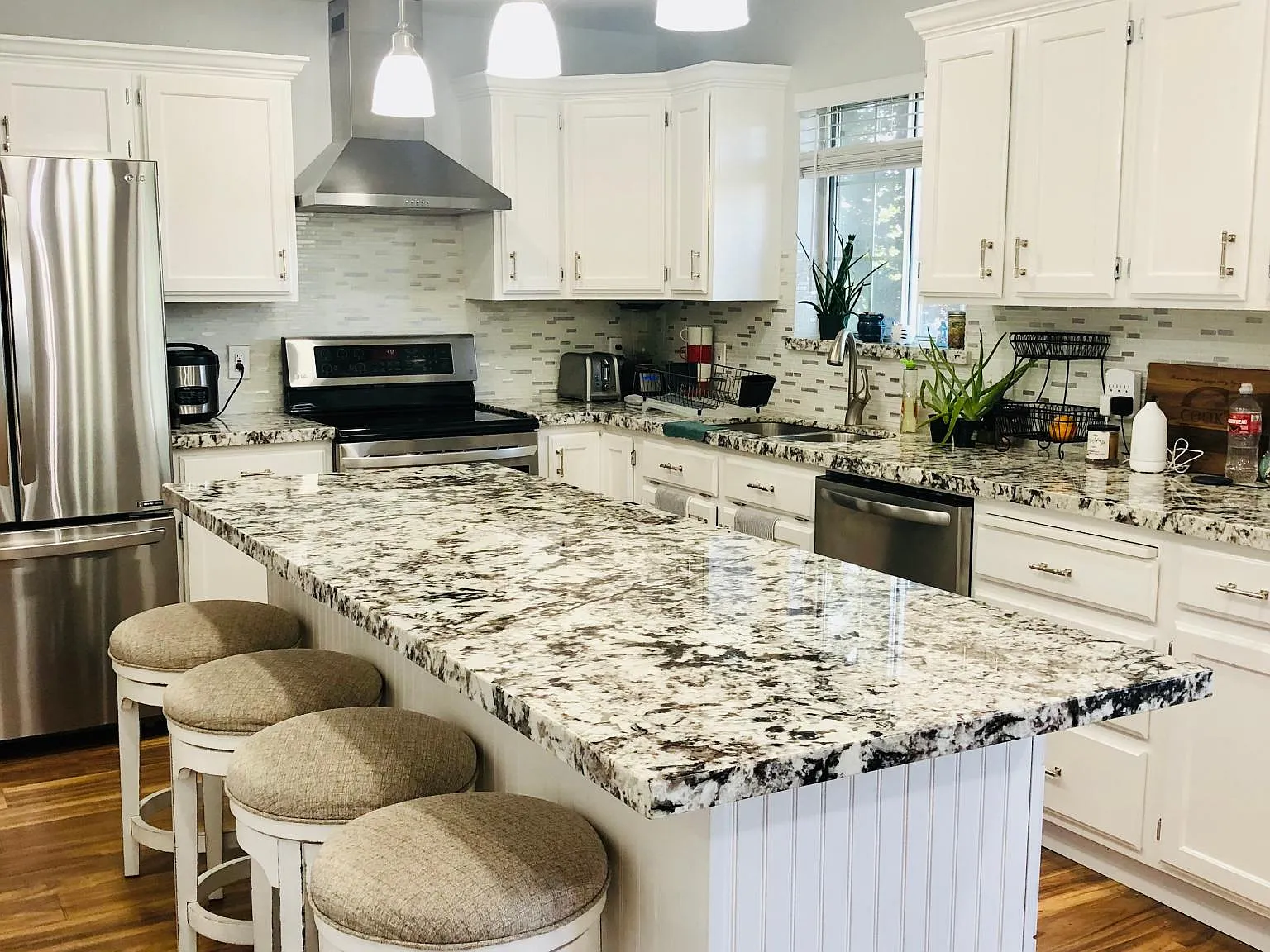 5 bed, 2998 sqft, $3,200 — Photo 2