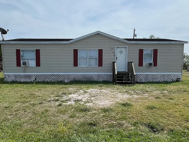 712 Arkansas Ave — Photo 1
