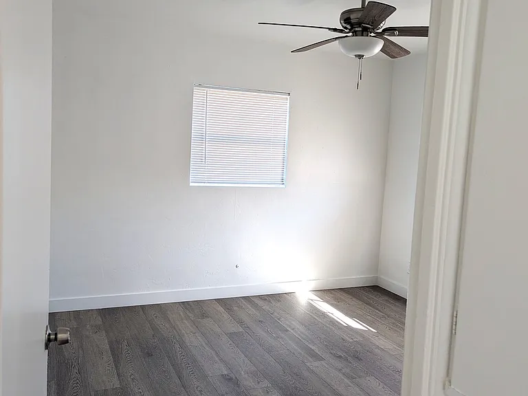 2534 E Culver St — Photo 11