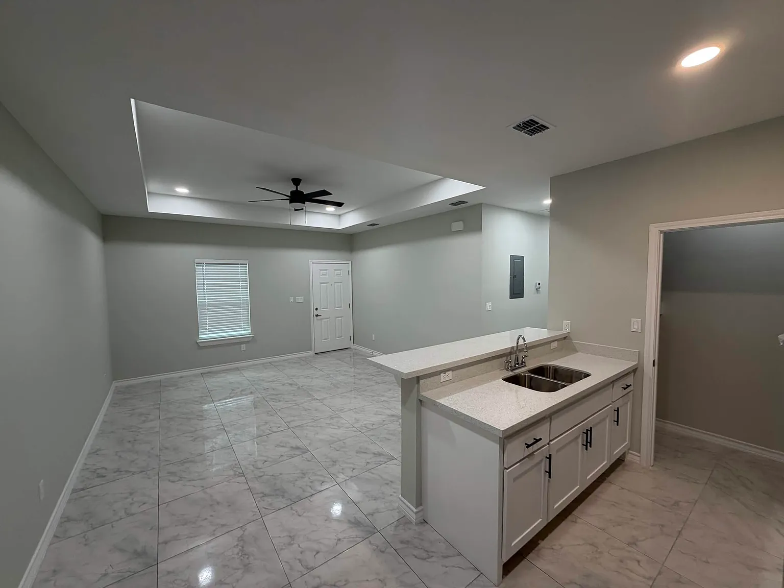 2 bed, 930 sqft, $1,100 — Photo 2