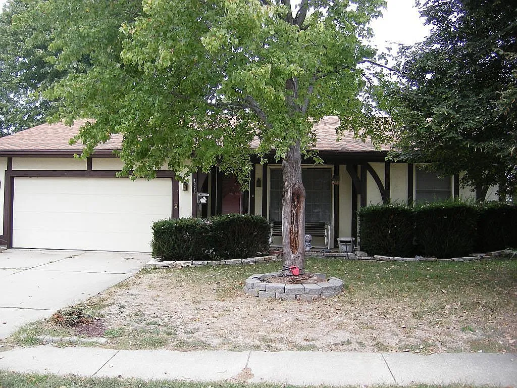 1009 Chancellor Dr photo 1