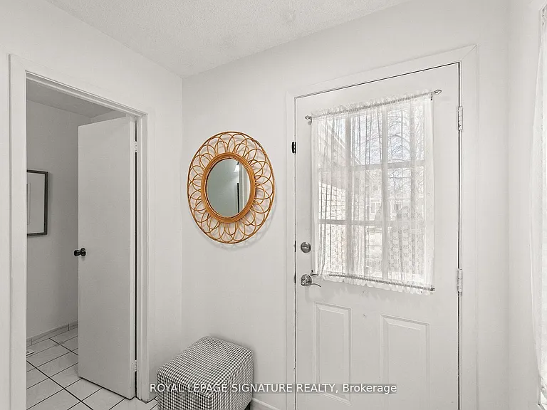 22 Madsen Cres — Photo 4