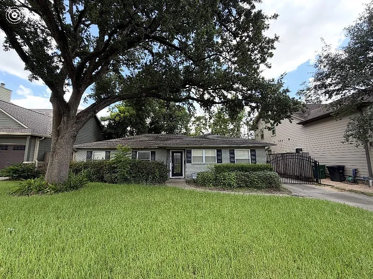 1639 Ebony Ln — Photo 1