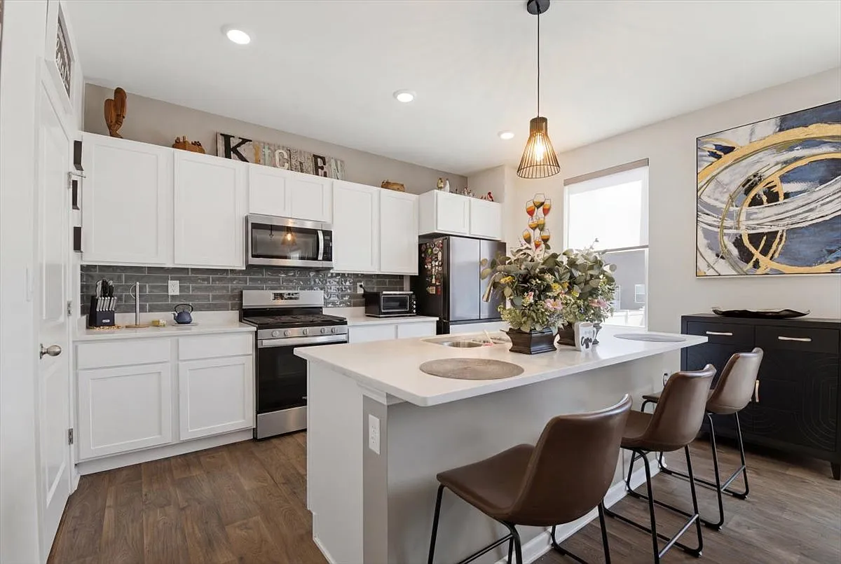 3 bed, 2155 sqft, $3,200 — Photo 2