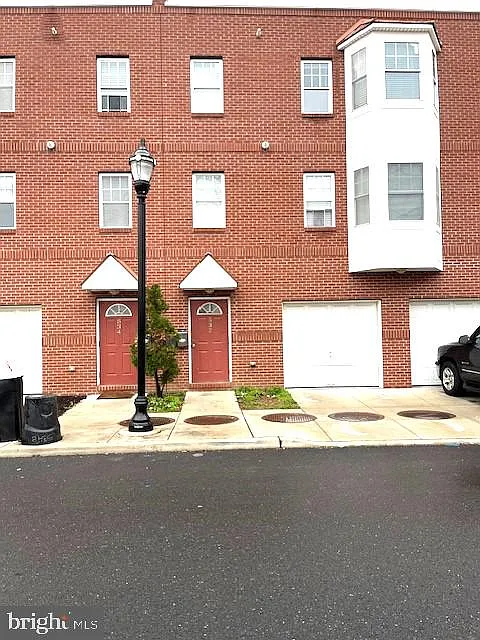 3 bed, 600 sqft, $2,300 — Photo 1