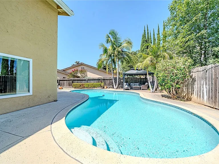 1901 Celeste Ln — Photo 34