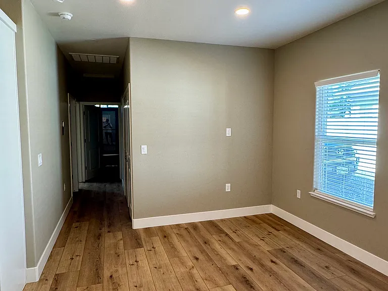 1307 Cahill Ave — Photo 5