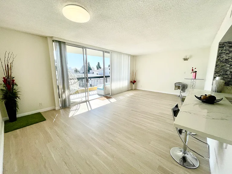Occidental Towers Apartments — Photo 137