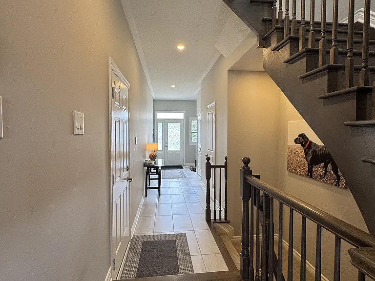 1162 Beckett Cres — Photo 2