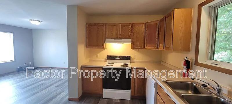 5 bed, 2.0 bath, 1536 sqft, $2,695 — Photo 3