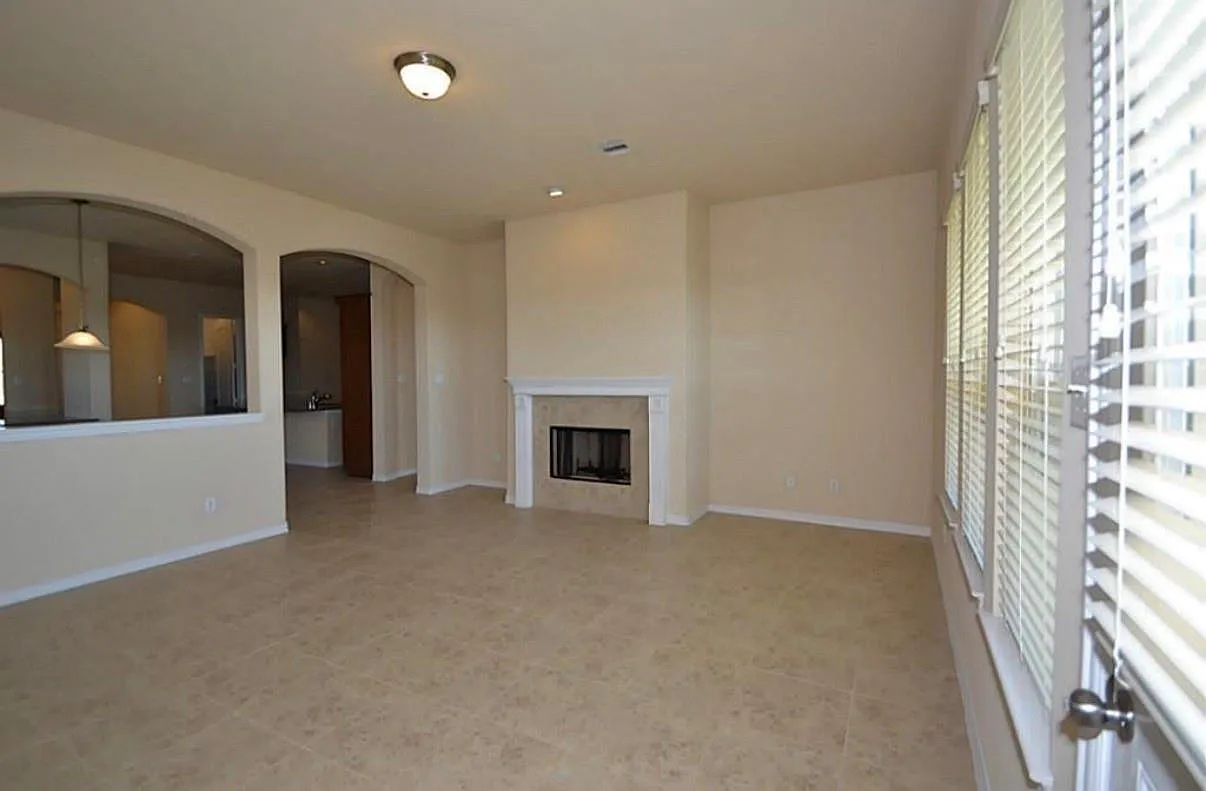 4 bed, 3.5 bath, 3301 sqft, $2,650 — Photo 4