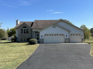 N6869 Tara Rd, Pardeeville, WI 53954