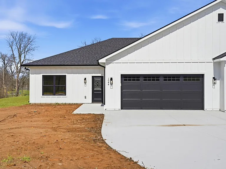 1044 Stonehaven Dr — Photo 2