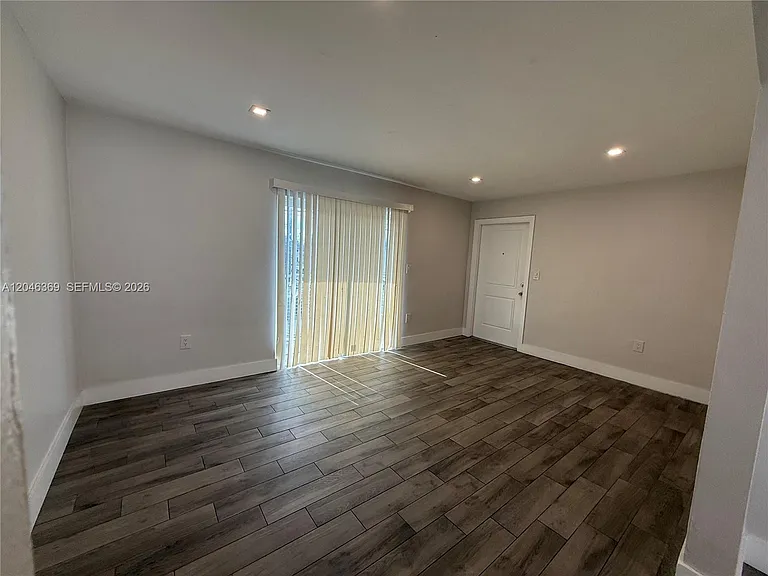 835 SE 12th St #837 — Photo 4