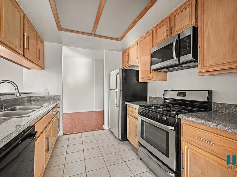 111 S Croft Ave — Photo 43