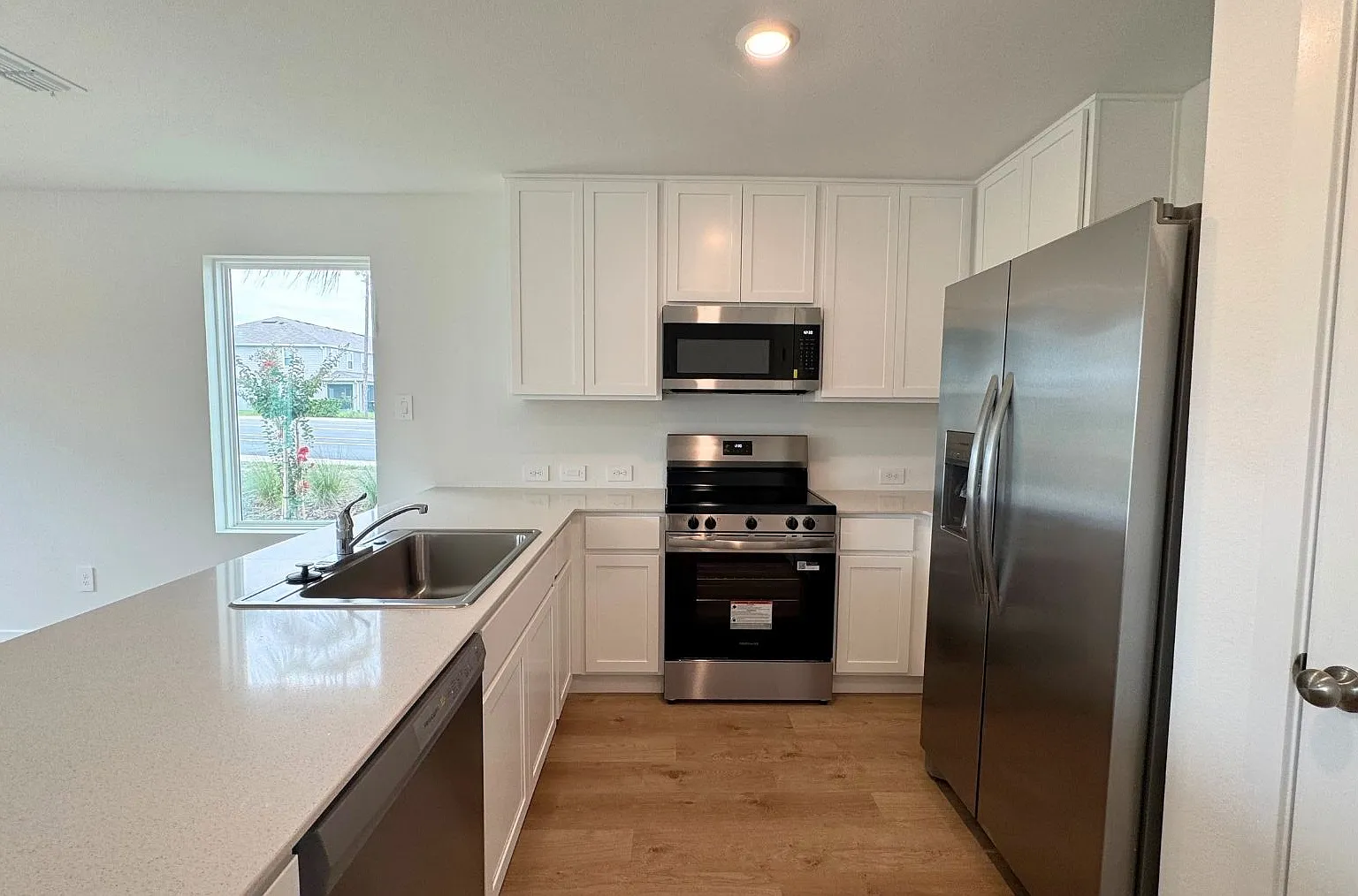 3 bed, 2.5 bath, 1460 sqft, $1,900 — Photo 3