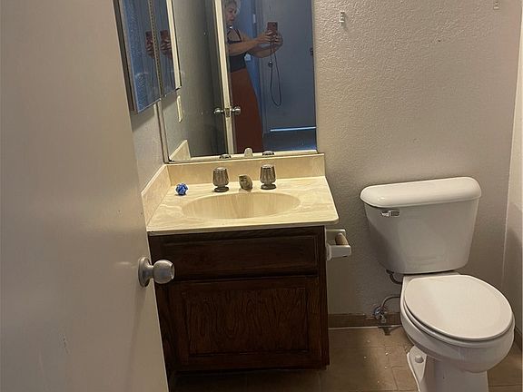4th image of 10215 Variel Ave