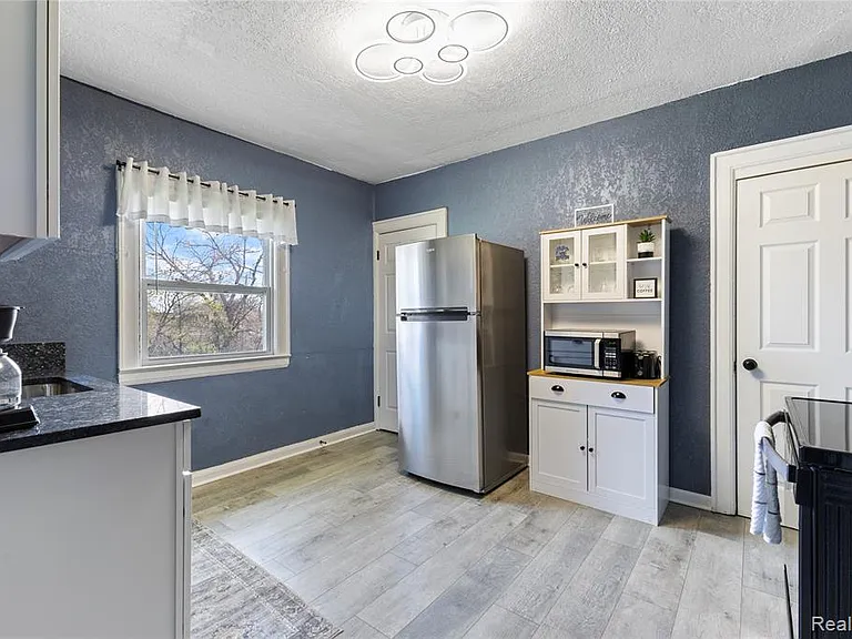 512 Westminster St — Photo 17