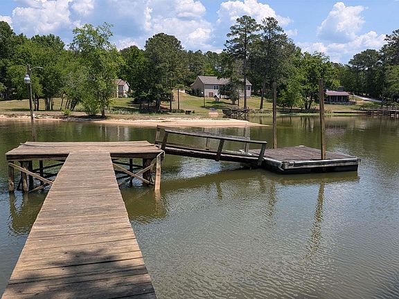 3rd image of 829 Rocky Point Cir