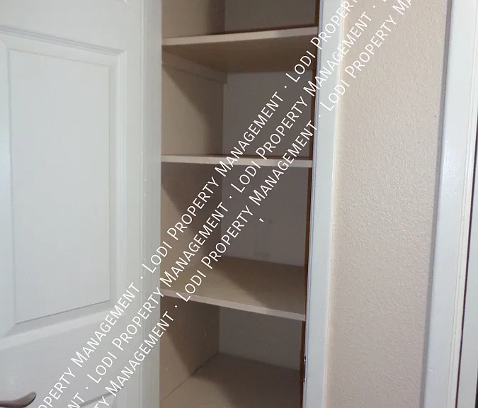 423 W Oak St #7 — Photo 12