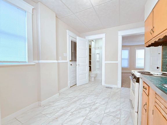 4th image of 108 E 6th St #3