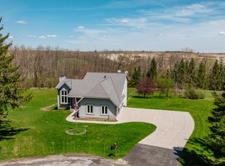 734 Cresthill Ct, Cedarburg, WI 53012