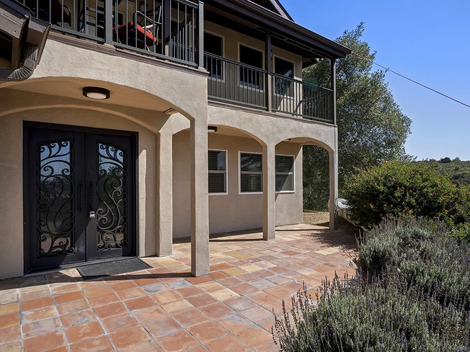 3 bed, 3.0 bath, 1884 sqft, $4,395 — Photo 3