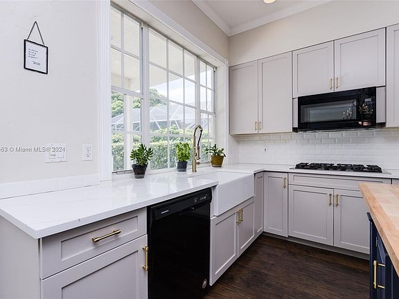 5th image of 131 Satinwood Ln