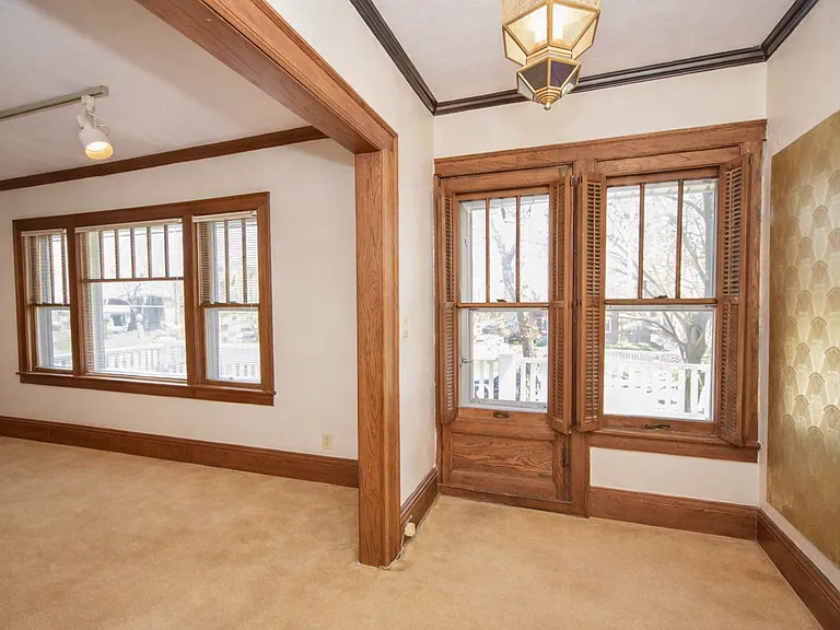 2975 N Downer Ave — Photo 2