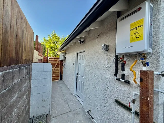 23130 Hartland St — Photo 21