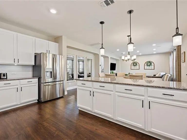 1524 Uhland Dr — Photo 12