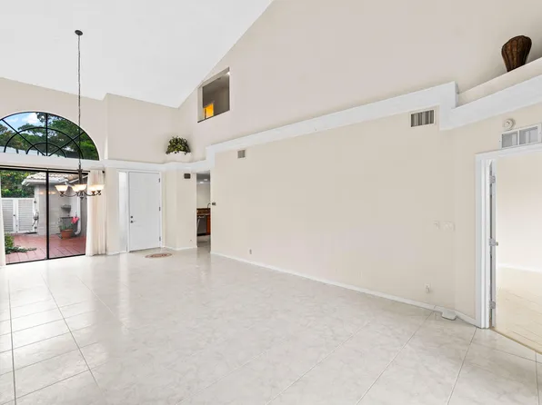 5465 Monterey Circle #E, Delray Beach, FL 33484