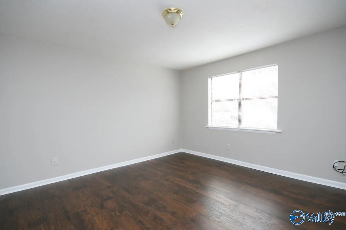 2 bed, 1.0 bath, 808 sqft, $850 — Photo 2