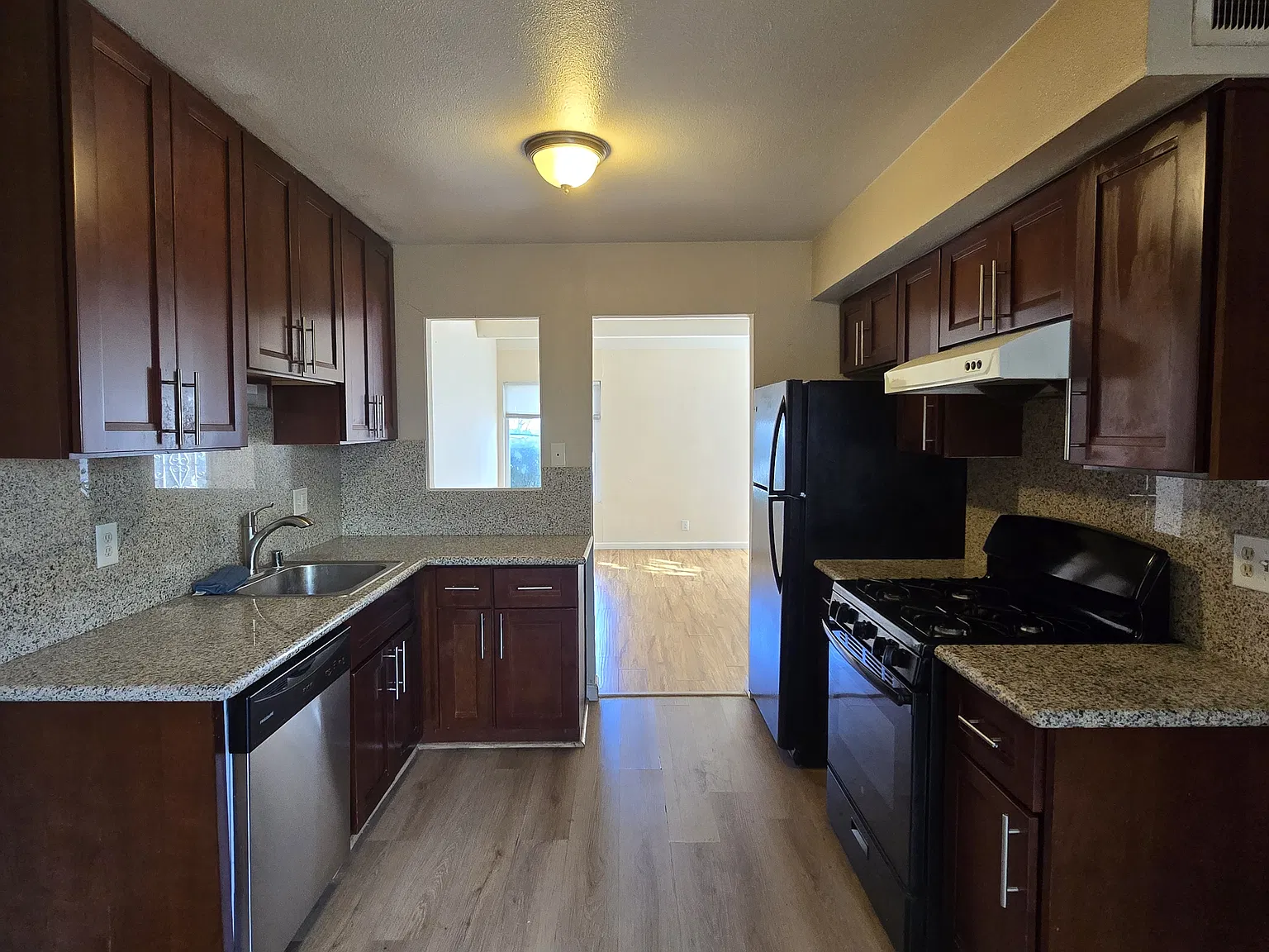 2 bed, 1.5 bath, 980 sqft, $2,000 — Photo 2