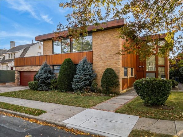 Property image for 118 Girard St, Brooklyn, NY 11235