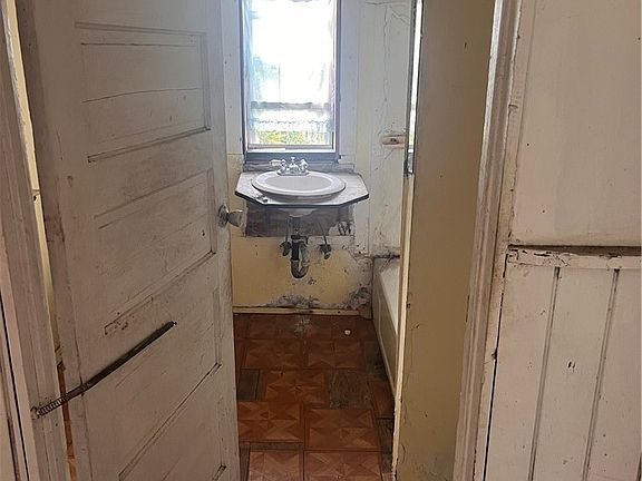 4th image of 155 Clotilde Ave