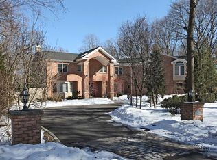 Spinning Wheel Ln, Dix Hills, NY 11746